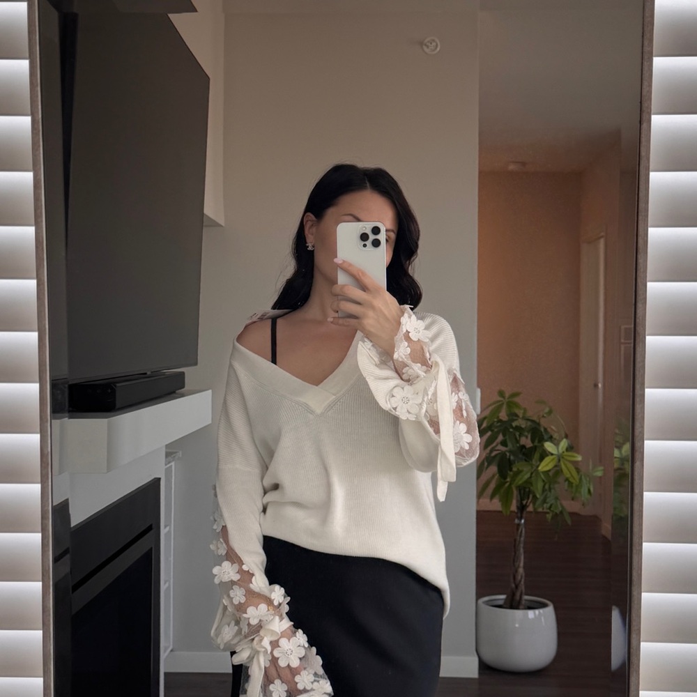 NWT French Connection cream V-neck sweater with sheer lace floral sleeves